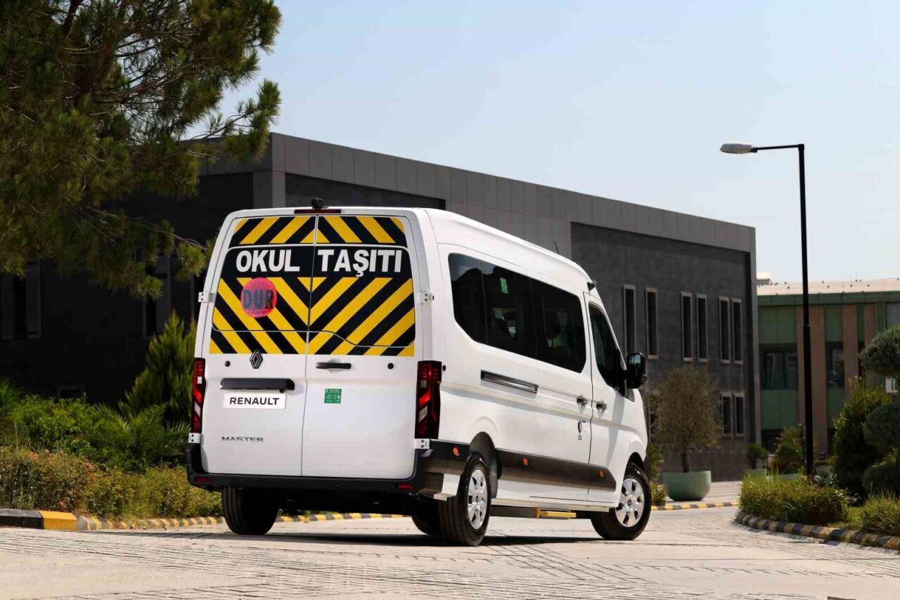 Renault Master, yenilenen minibüs ve açık kasa kamyonet modellerini kullanıcılara sundu 24 Bülten Medya -
