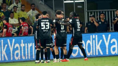 Beşiktaş’ın defans oyuncusu Rıdvan Yılmaz, Fenerbahçe karşısında takımının ilk golünü