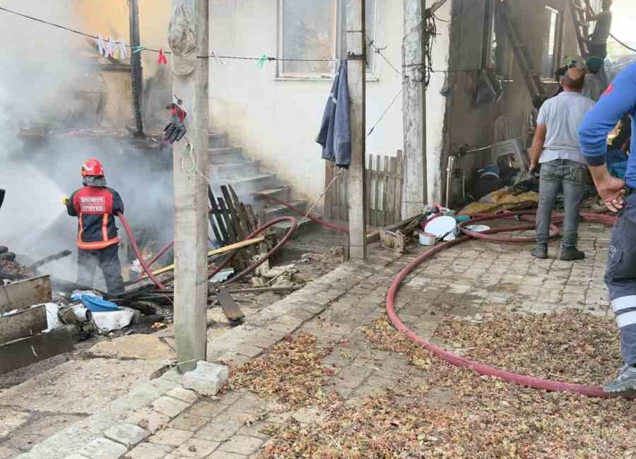 Sakarya’nın Kaynarca ilçesinde iki katlı bir evde çıkan yangın, itfaiye