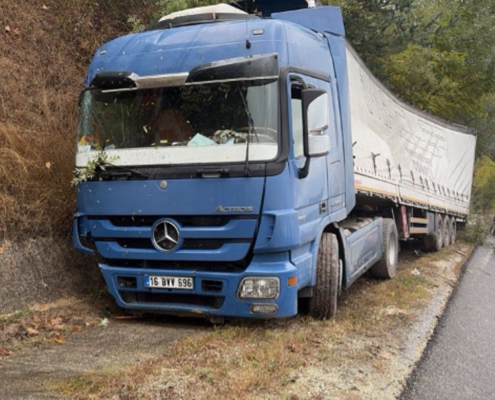 Bursa'nın İnegöl ilçesinde yağış nedeniyle kayganlaşan yolda kontrolden çıkan şeker