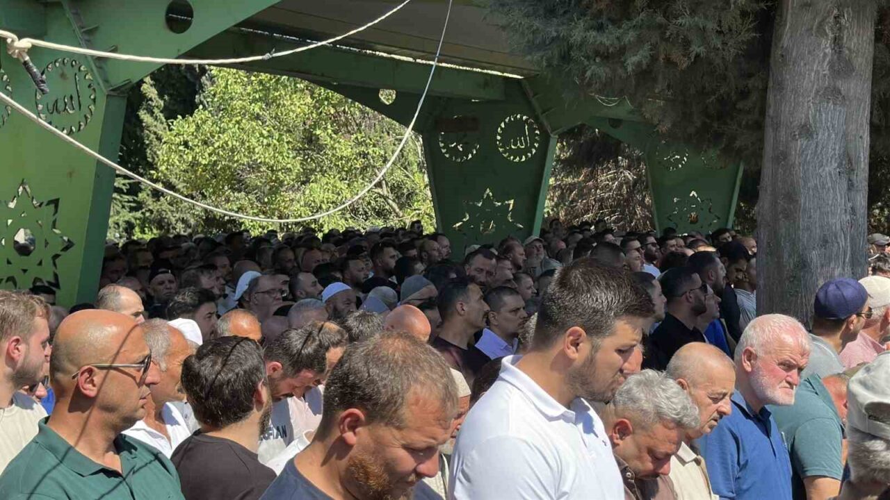 Sığ suya atlayarak hayatını kaybeden 3 çocuk babası son yolculuğuna uğurlandı 21 Bülten Medya -