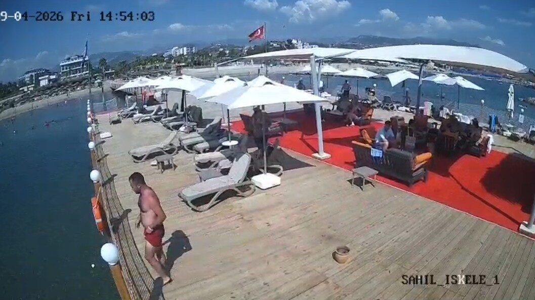 Sığ suya atlayarak hayatını kaybeden 3 çocuk babası son yolculuğuna uğurlandı 20 Bülten Medya -
