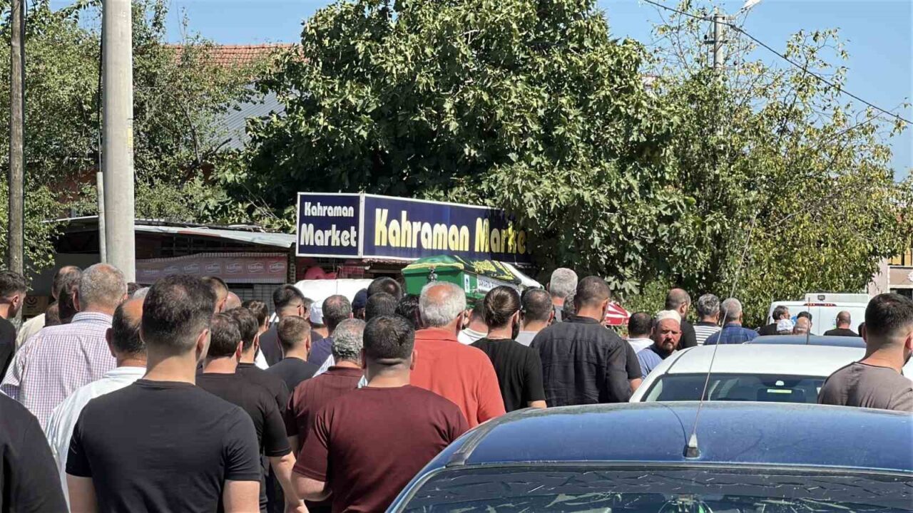 Sığ suya atlayarak hayatını kaybeden 3 çocuk babası son yolculuğuna uğurlandı 24 Bülten Medya -