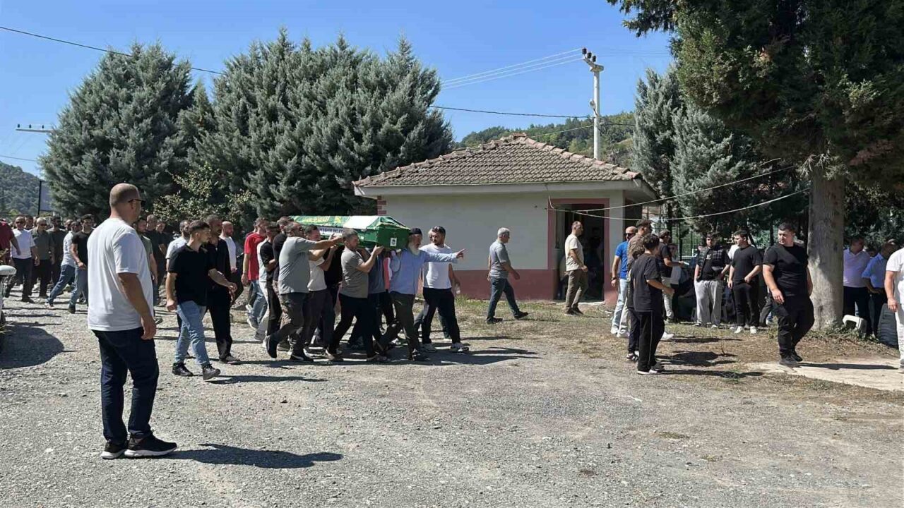 Sığ suya atlayarak hayatını kaybeden 3 çocuk babası son yolculuğuna uğurlandı 22 Bülten Medya -