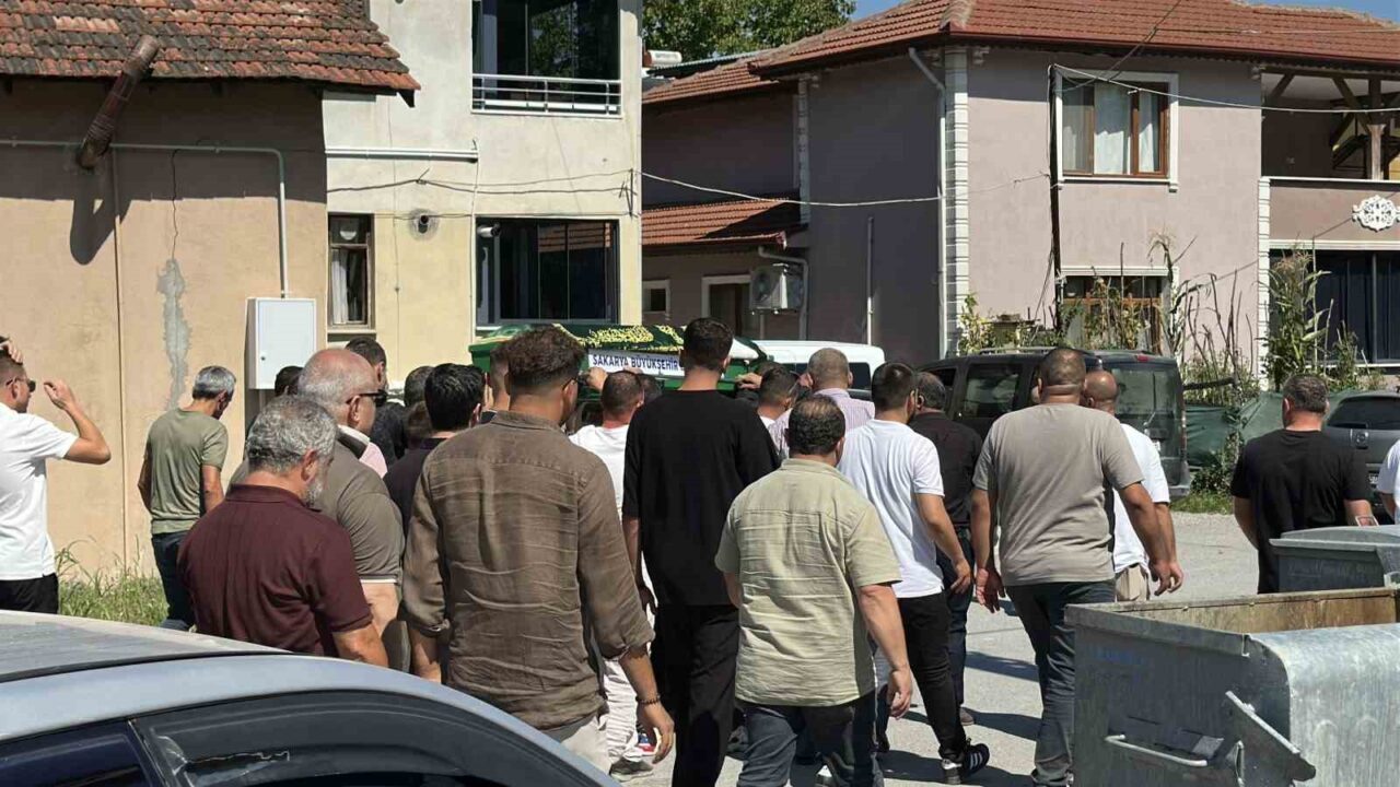 Sığ suya atlayarak hayatını kaybeden 3 çocuk babası son yolculuğuna uğurlandı 23 Bülten Medya -