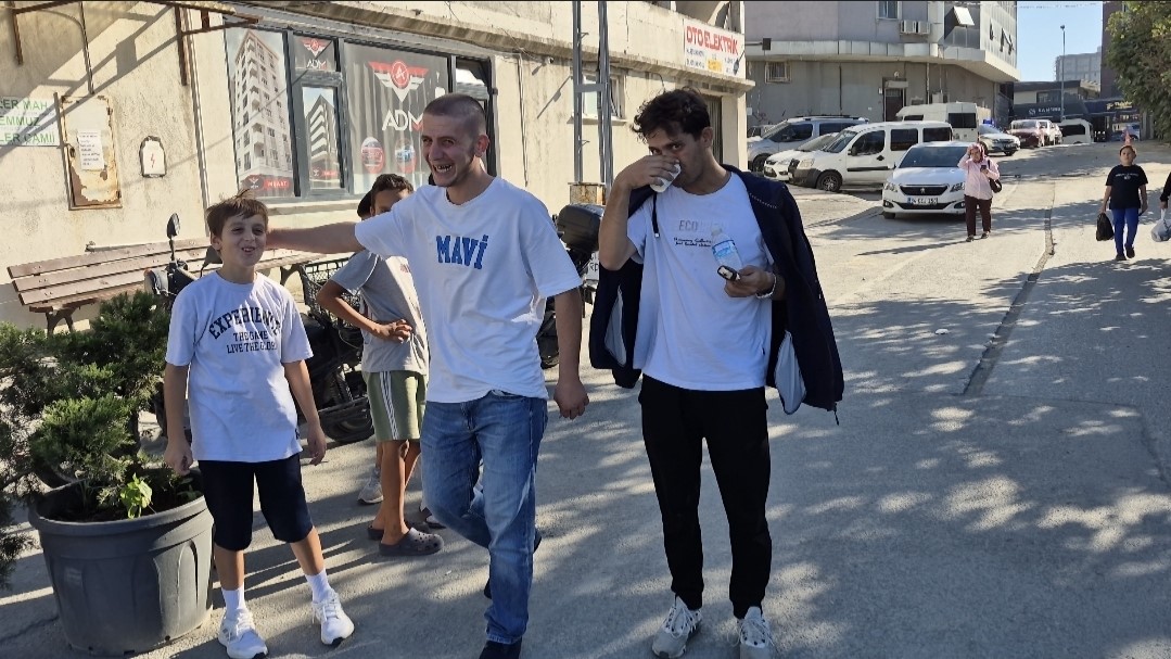 Sultangazi’nin küçük girişimcileri, limonata satarak hayallerine koşuyor İstanbul Sultangazi’de yaşayan 5 kafadar çocuk, sosyal medyada izledikleri bir