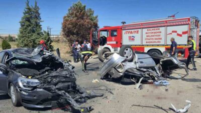 Balıkesir’in Susurluk ilçesinde iki otomobilin çarpışması sonucu meydana gelen trafik