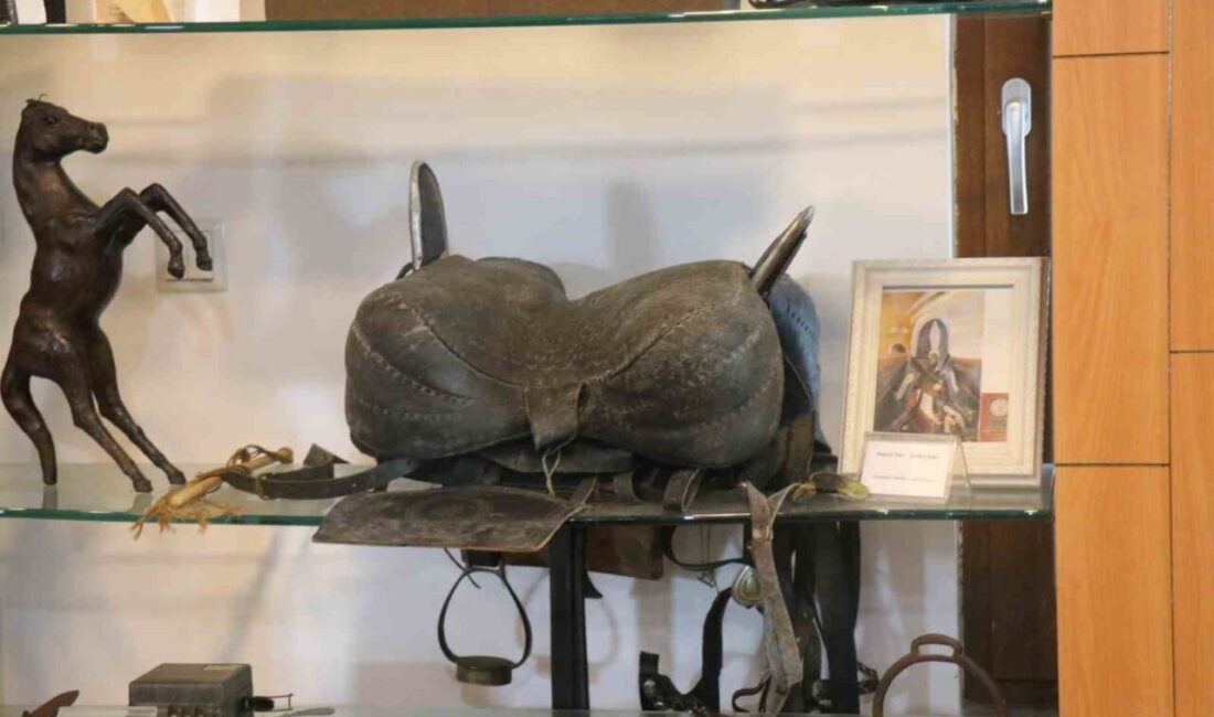 Tavan arasındaki dede yadigarından müze gibi kültür evine uzanan hikaye Çocukluğunda evlerinin tavan arasında bulduğu dede yadigarı at eyerleri ve