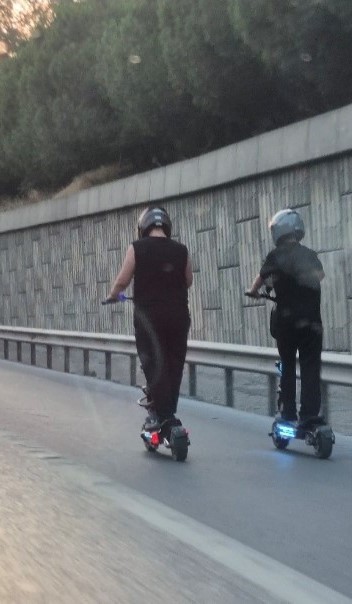 TEM Otoyolu’nda tehlikeli yolculuk: 2 kişi skuterla kilometrelerce ilerledi İstanbul’da 2 kişi, elektrikli scooter ile TEM Otoyolu’na çıkarak kilometrelerce