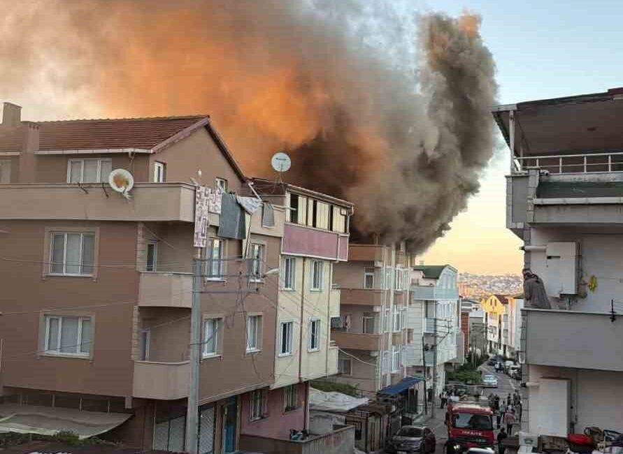 Teras katta çıkan yangın mahalleliyi sokağa döktü Kocaeli’nin Darıca ilçesinde bir binanın teras katında çıkan yangın mahalleliyi