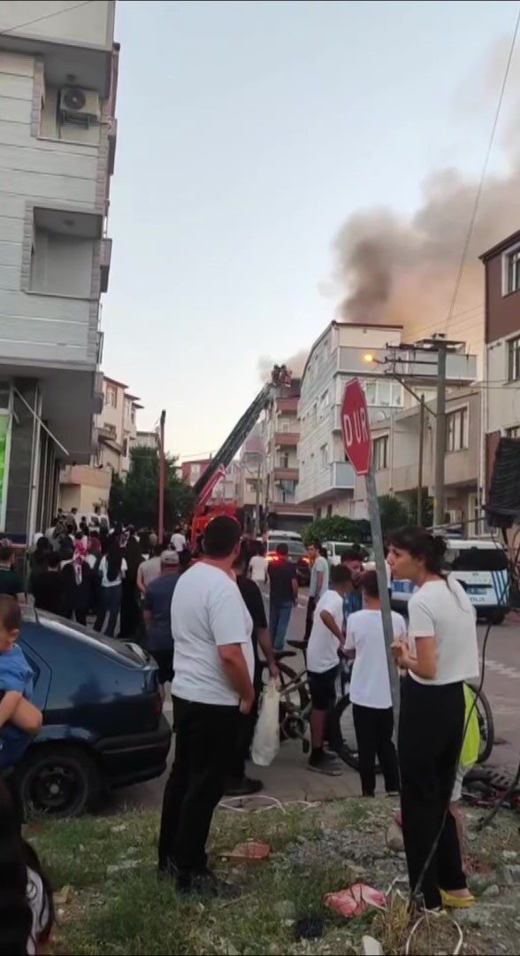 Teras katta çıkan yangın mahalleliyi sokağa döktü 16 Bülten Medya -