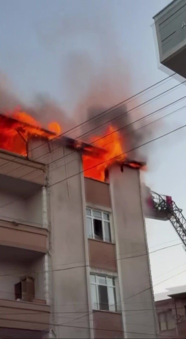 Teras katta çıkan yangın mahalleliyi sokağa döktü 14 Bülten Medya -