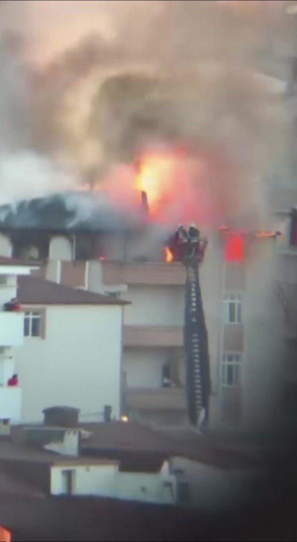 Teras katta çıkan yangın mahalleliyi sokağa döktü 15 Bülten Medya -