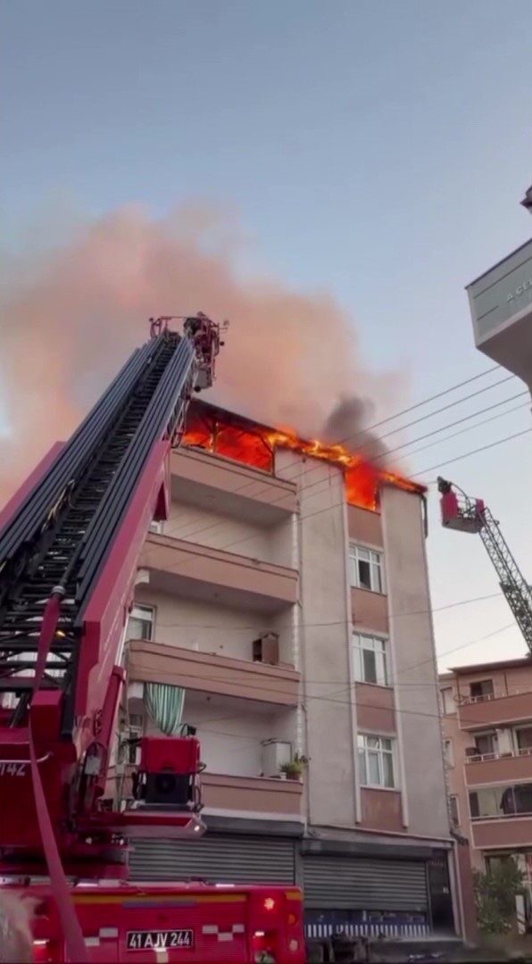 Teras katta çıkan yangın mahalleliyi sokağa döktü 13 Bülten Medya -