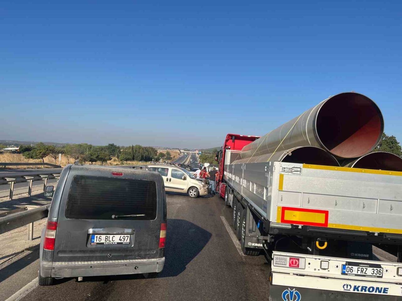 Tırdan dökülen mazot ortalığı savaş alanına çevirdi: 10 araç birbirine girdi 27 Bülten Medya -