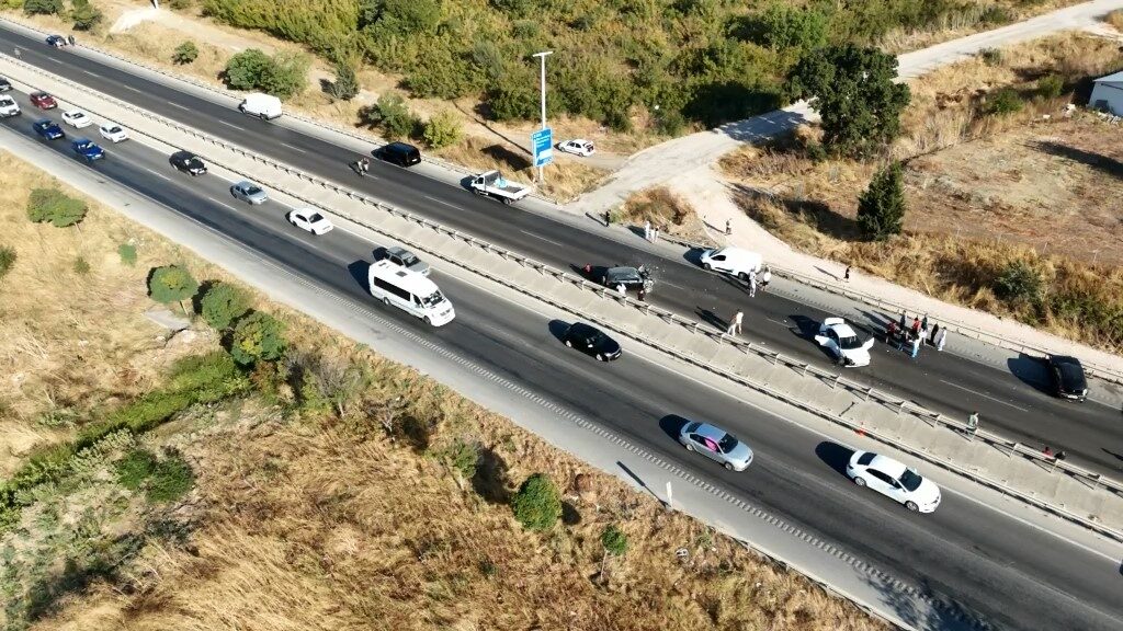 Tırdan dökülen mazot ortalığı savaş alanına çevirdi: 10 araç birbirine girdi 12 Bülten Medya -