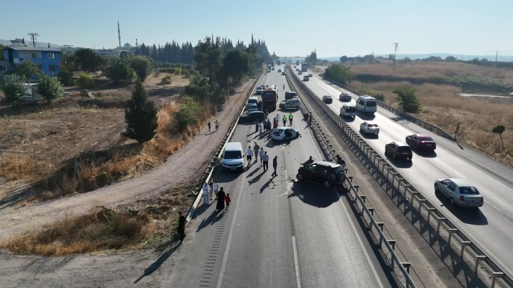 Tırdan dökülen mazot ortalığı savaş alanına çevirdi: 10 araç birbirine girdi Bursa’da seyir halindeki tırdan yakıt dökülmesi üzerine ortalık adeta savaş