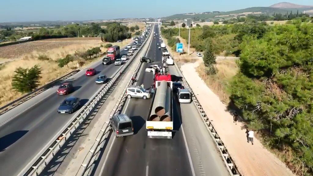 Tırdan dökülen mazot ortalığı savaş alanına çevirdi: 10 araç birbirine girdi 10 Bülten Medya -