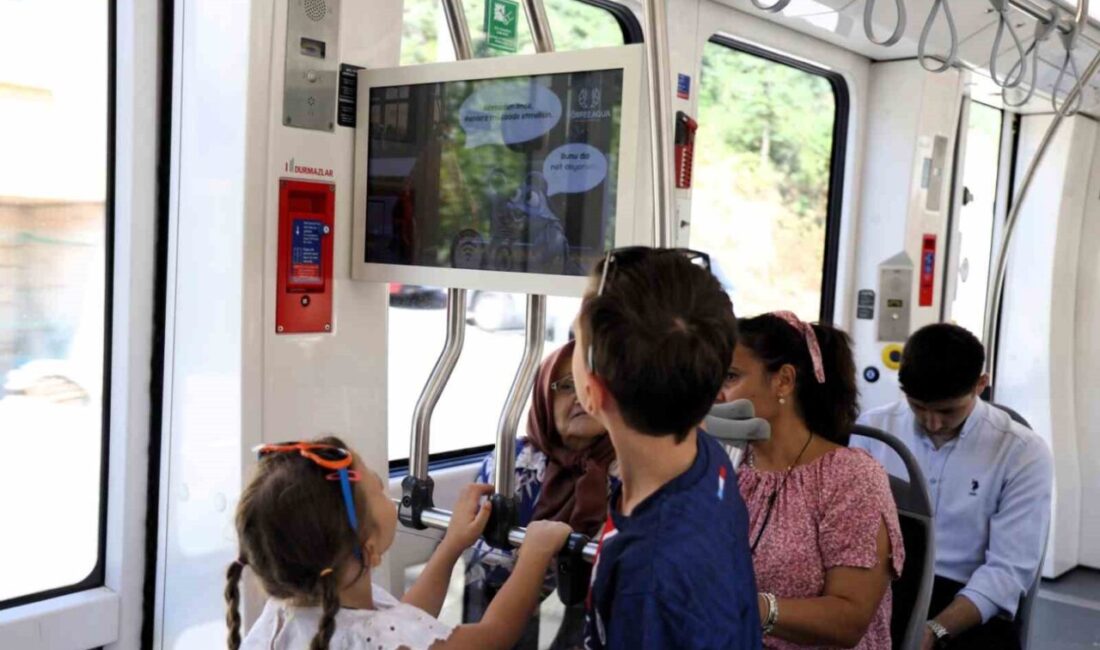Körfez Aqua’nın çizgi film karakterleri Astakoz ve Mavi Yengeç, tramvay