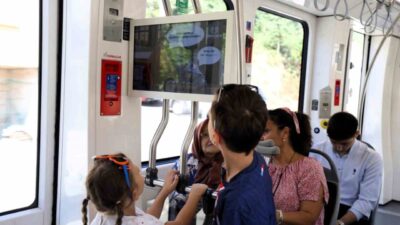 Körfez Aqua’nın çizgi film karakterleri Astakoz ve Mavi Yengeç, tramvay