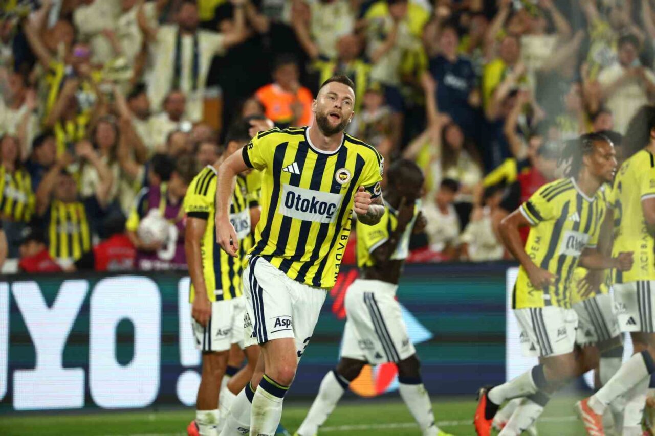 Trendyol Süper Lig: Fenerbahçe: 1 - Beşiktaş: 1 (İlk yarı) 120 Bülten Medya -