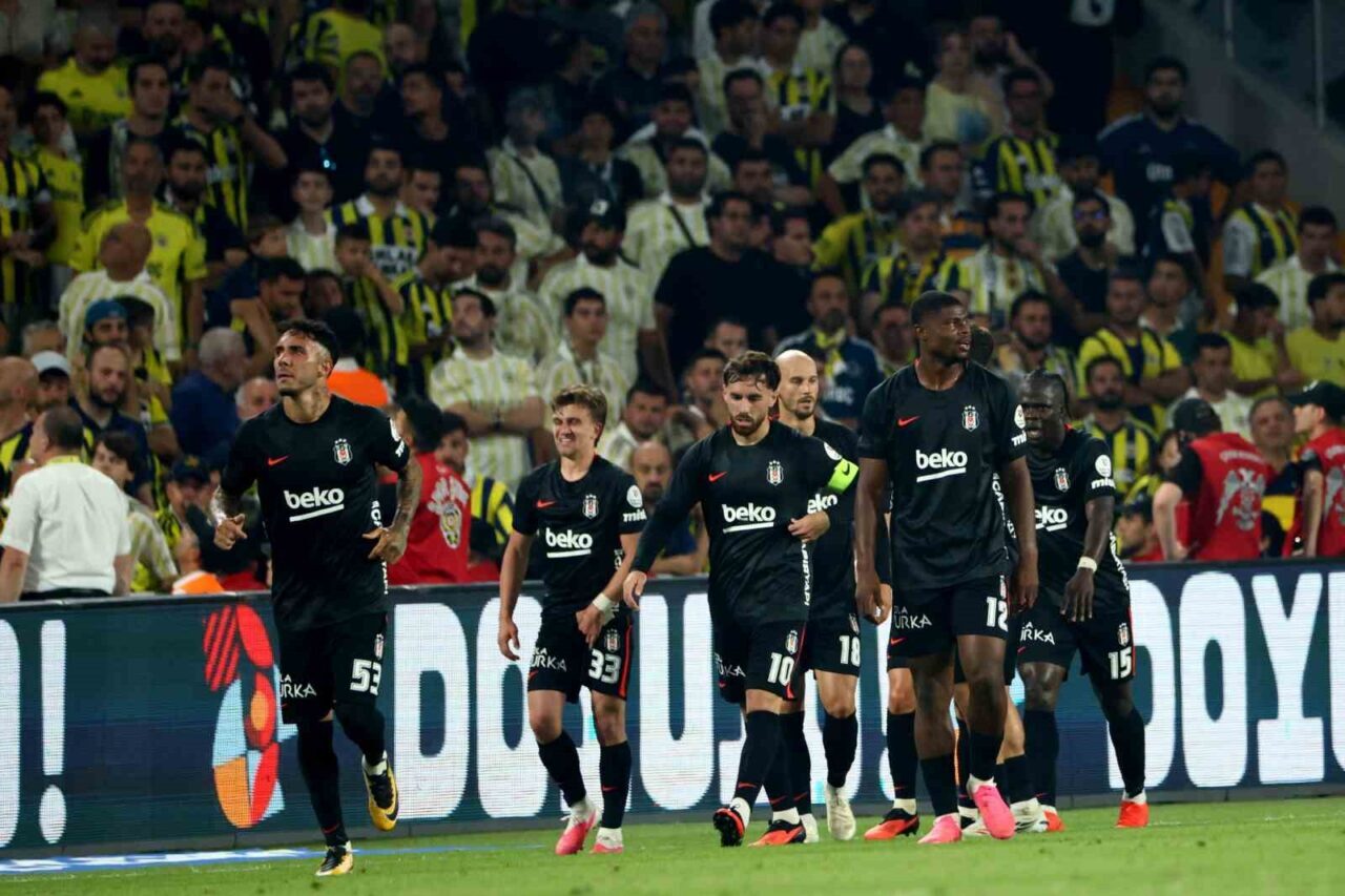 Trendyol Süper Lig: Fenerbahçe: 1 - Beşiktaş: 1 (İlk yarı) 130 Bülten Medya -