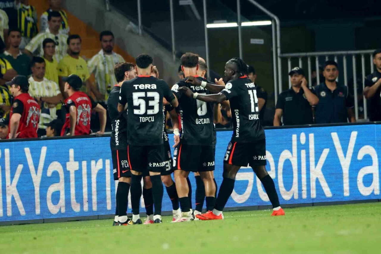 Trendyol Süper Lig: Fenerbahçe: 1 - Beşiktaş: 1 (İlk yarı) 128 Bülten Medya -