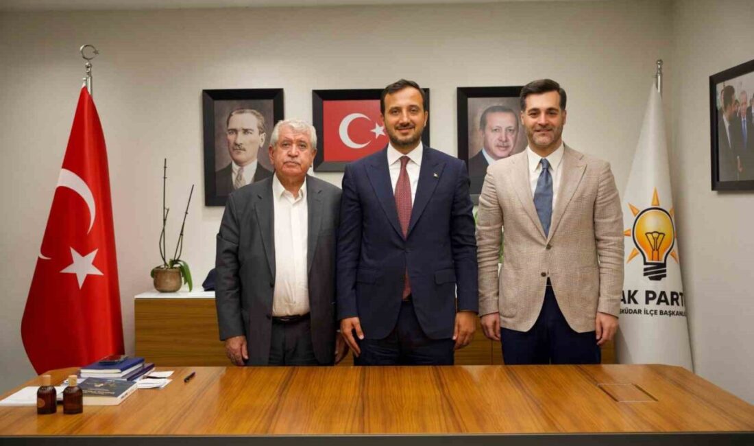 Üsküdar’da 4 CHP’li meclis üyesi AK Parti’ye katıldı Üsküdar Belediye Meclisi’nin CHP’li üyeleri Ahmet Başbaydar, Ayhan Aydın, Hüseyin