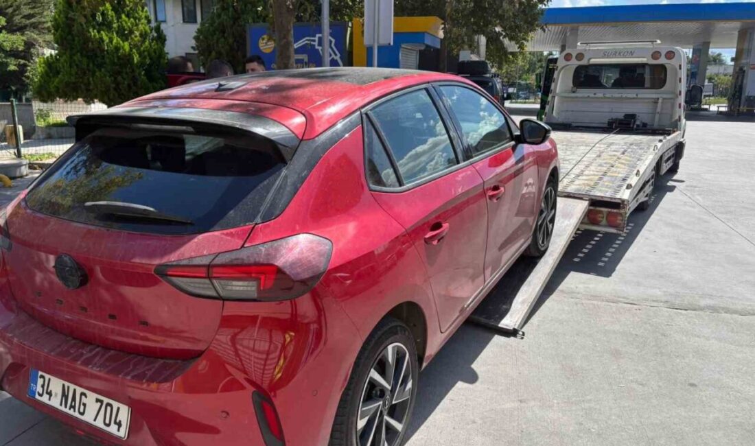 Vatandaş trafikte makas atan 2 aracı görüntüleyip polise ihbar etti: 181 bin lira ceza Arnavutköy’de bir vatandaş, trafikte art arda şerit değiştirerek makas atan