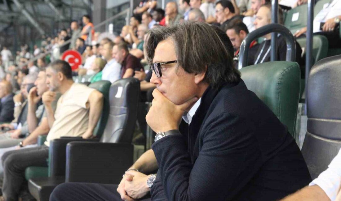 A Milli Futbol Takımı Teknik Direktörü Vincenzo Montella, Kocaelispor-Samsunspor karşılaşmasını