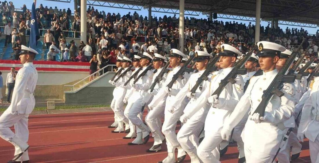 Yalova’da 456 deniz astsubayının mezuniyet coşkusu Yalova’da Milli Savunma Üniversitesi Deniz Astsubay Meslek Yüksekokulu’nda eğitimlerini tamamlayan