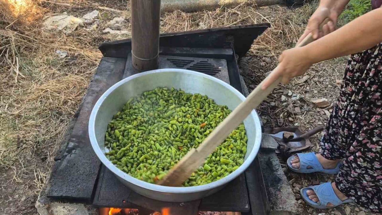Yazın ucuzunu alıp kışa saklıyorlar: Kadınların imece telaşı 21 Bülten Medya -