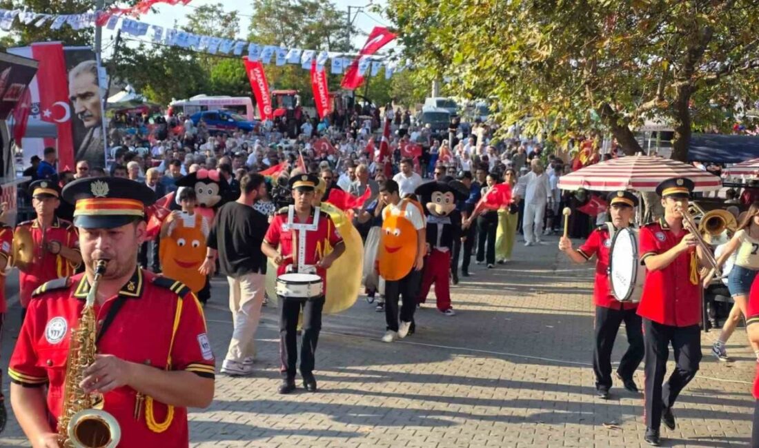 Yeşilçomlu Kavun Festivali bölge üreticisine pazar oluşturuyor Balıkesir’in Bandırma ilçesinde her yıl düzenlenen Yeşilçomlu Kavun Festivali, bölgedeki