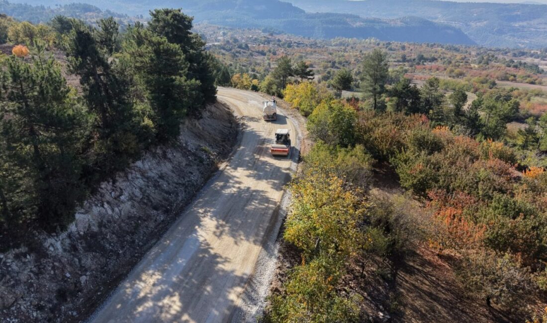Keles’te 17 kilometrelik yol yenileniyor Bursa’nın Keles ilçesinde üç mahalleyi birbirine bağlayan 17 kilometrelik yolda