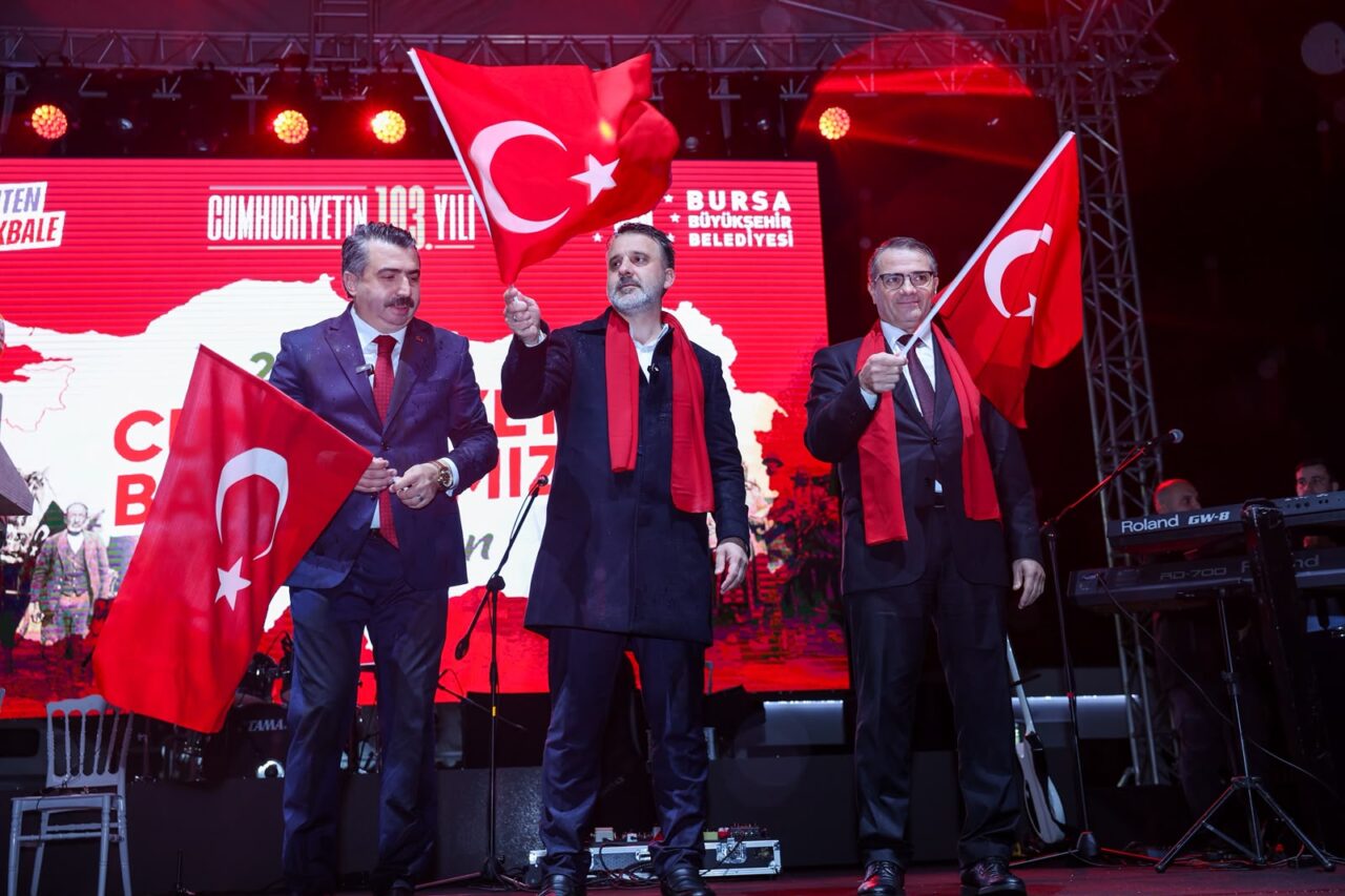 Yağmura rağmen Bursa’da Cumhuriyet coşkusu dinmedi 2 Bülten Medya -