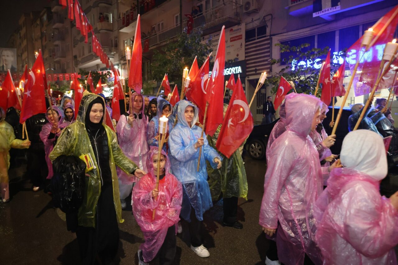 Yağmura rağmen Bursa’da Cumhuriyet coşkusu dinmedi 1 Bülten Medya -