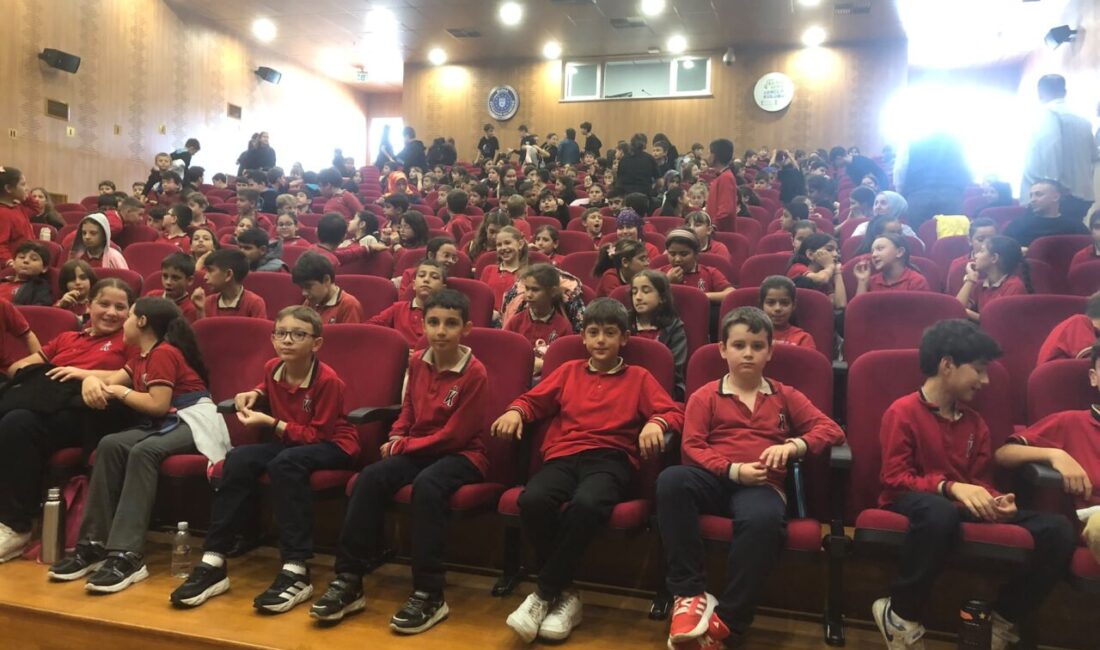 Orhangazi’de öğrenciler tiyatronun büyülü dünyasıyla buluştu Orhangazi’de ücretsiz sahnelenen “Ateş ve Su – Zaman Kristali” adlı