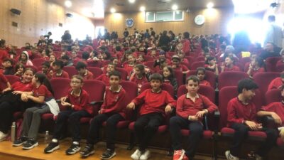 Orhangazi’de ücretsiz sahnelenen “Ateş ve Su – Zaman Kristali” adlı