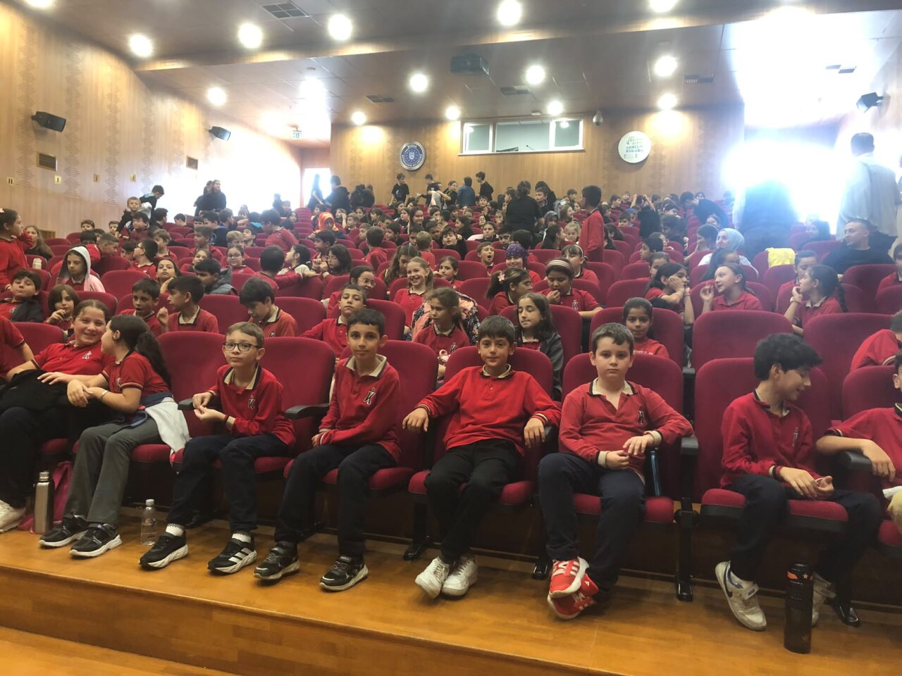 Orhangazi’de ücretsiz sahnelenen “Ateş ve Su – Zaman Kristali” adlı