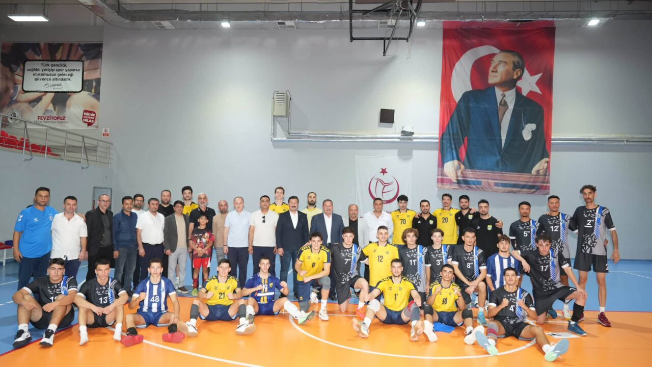 TVF 2. Lig’de mücadele eden Yenişehir Belediyespor Erkek Voleybol Takımı,