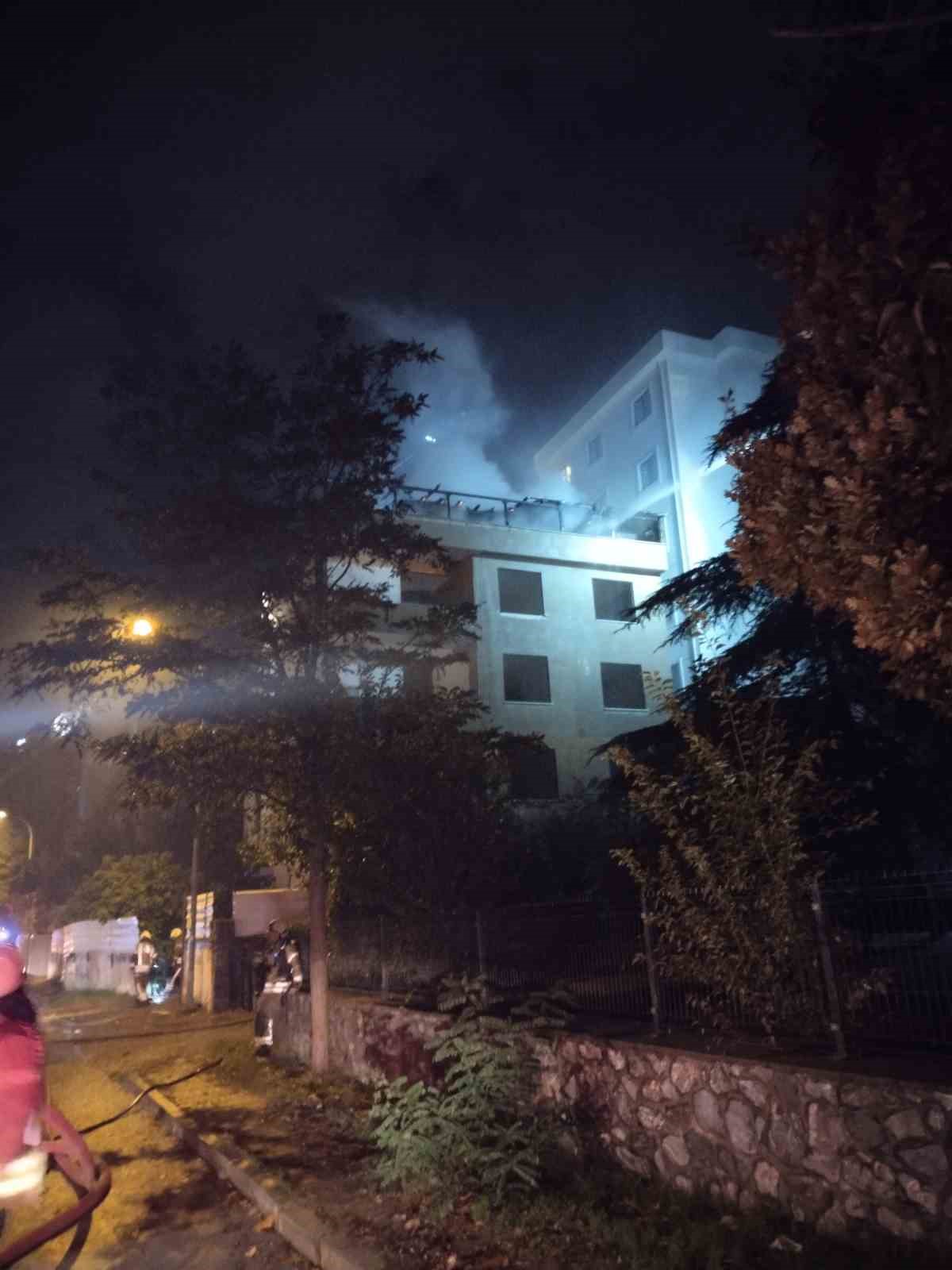 İstanbul Kartal’da metruk bir binanın çatısında henüz belirlenemeyen nedenle yangın