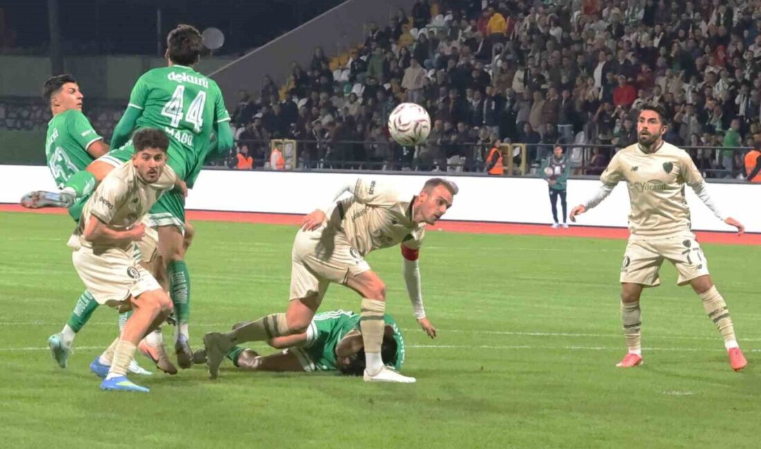 Bursaspor, Muğlaspor deplasmanında ikinci yarıdaki etkili oyunuyla maçı 3-0 kazandı.