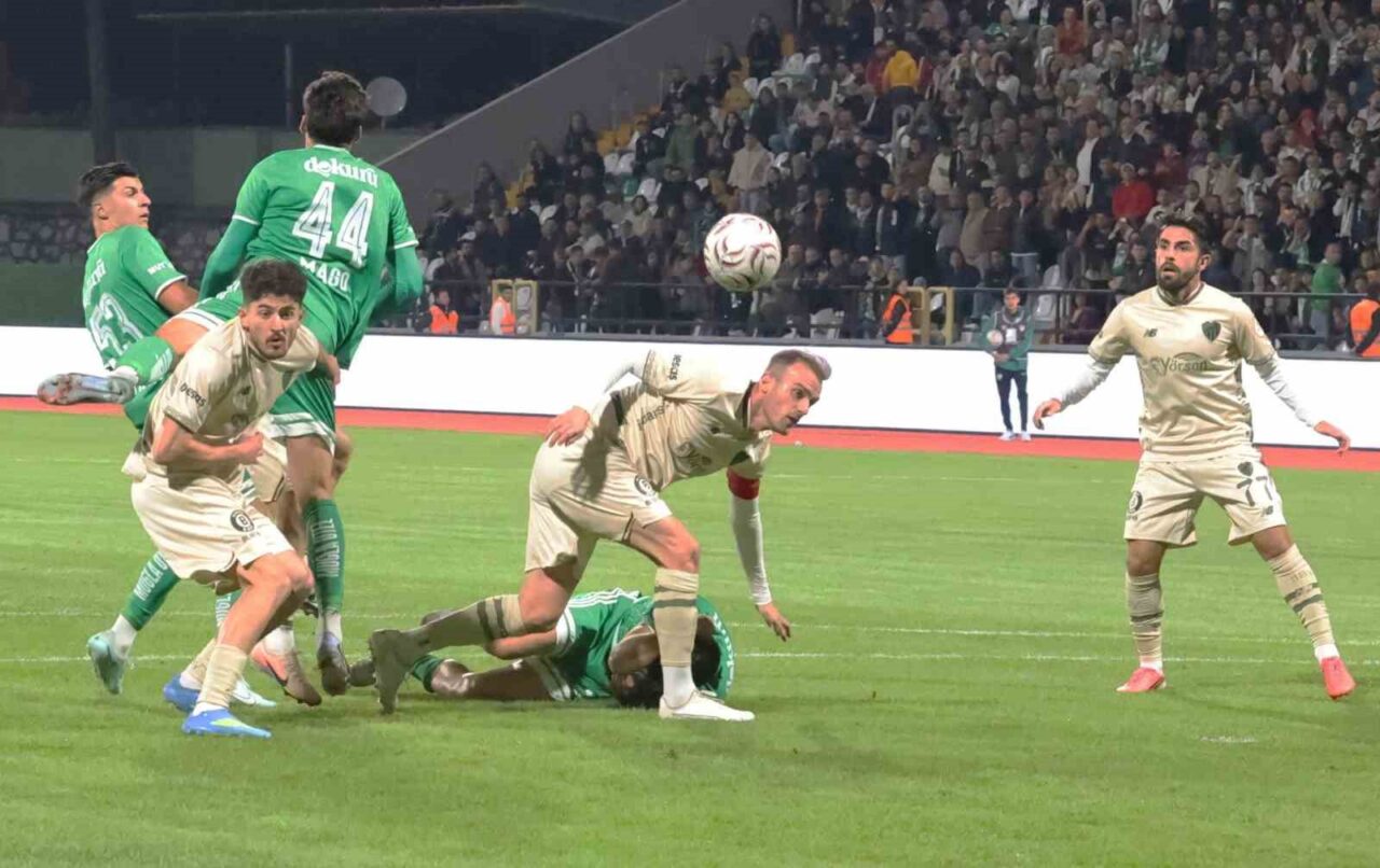 Bursaspor, Muğlaspor deplasmanında ikinci yarıdaki etkili oyunuyla maçı 3-0 kazandı.