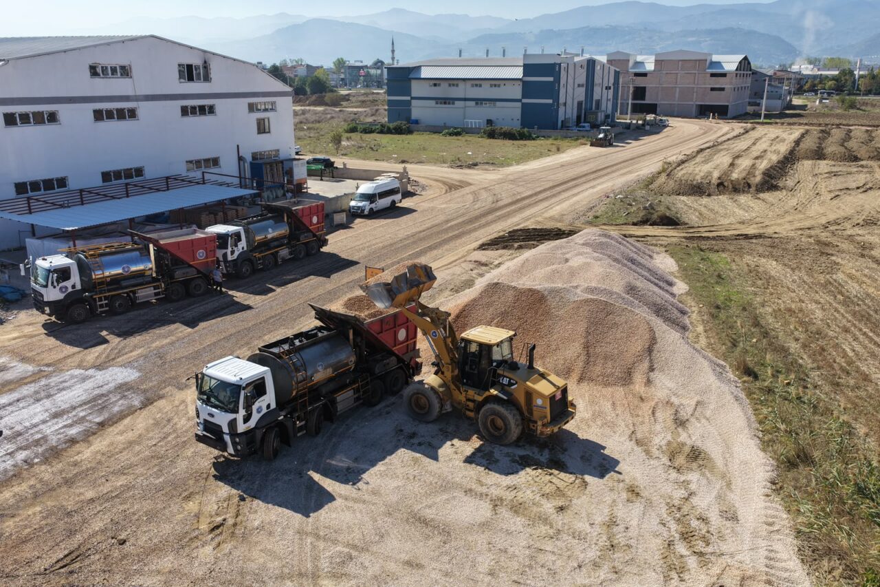 Bursa Büyükşehir Belediyesi, 17 ilçede sürdürdüğü yol çalışmaları kapsamında İnegöl’de