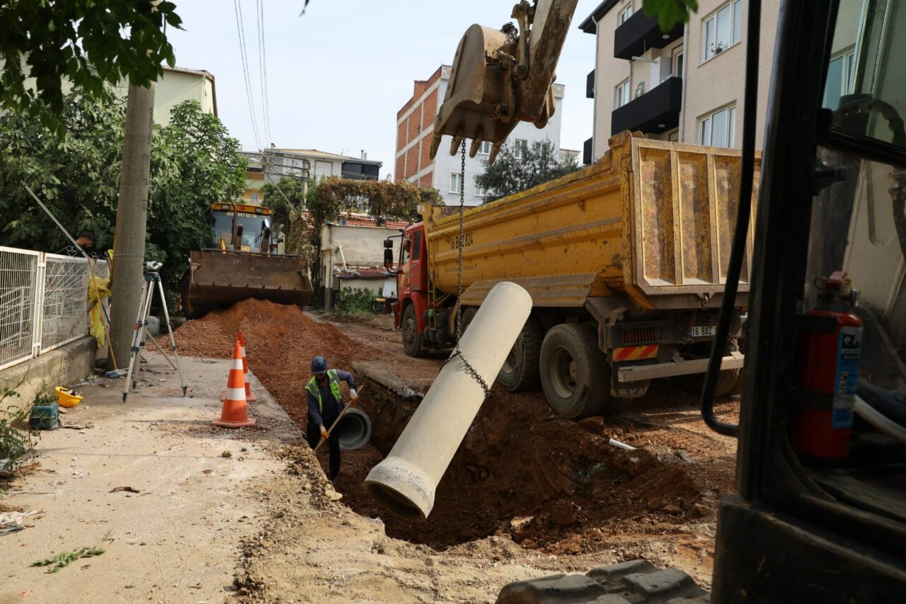 Bursa Büyükşehir Belediyesi, Osmangazi Hüdavendigar Mahallesi’nde 170 metre kanalizasyon hattını