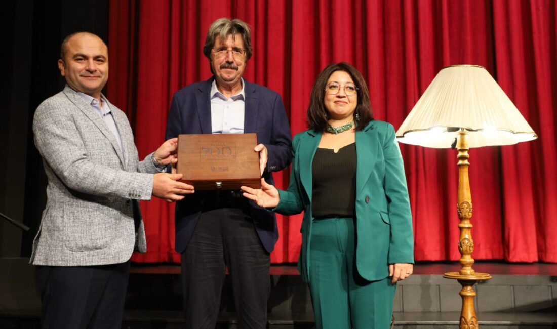 Bursa’da felsefe buluşmaları başladı: Değişen dünyanın krizleri masaya yatırıldı Bursa Büyükşehir Belediyesi ile Bursa Uludağ Üniversitesi iş birliğinde düzenlenen