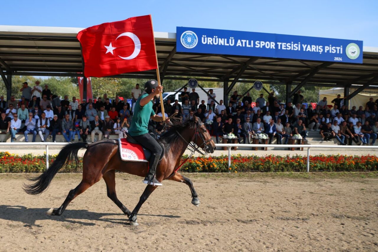 Bursa’da düzenlenen Rahvan Binicilik Türkiye Şampiyonası’nda yaklaşık 200 atlı sporcu