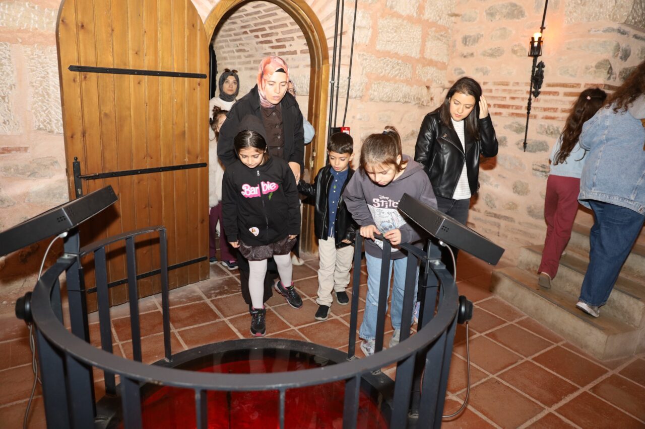 Kız çocukları Zindankapı’da sanat ve tarihle buluştu 1 Bülten Medya -