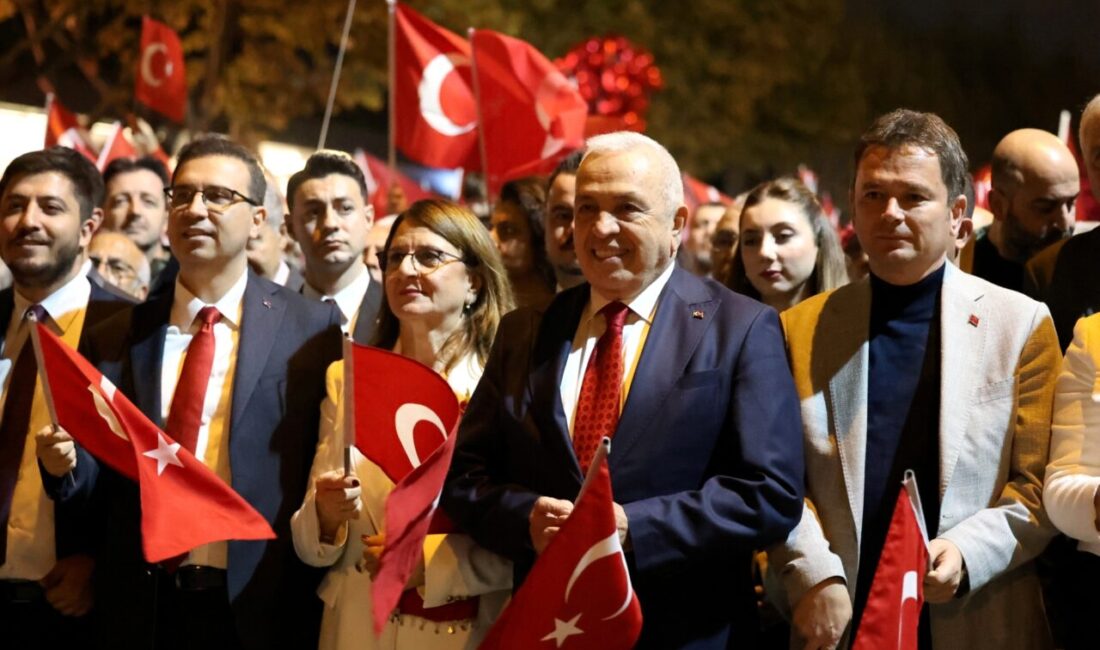 Nilüfer’de Cumhuriyet coşkusu yağmura rağmen dinmedi Nilüfer’de Cumhuriyet’in 103’üncü yıl dönümü, binlerce vatandaşın katıldığı yürüyüş ve