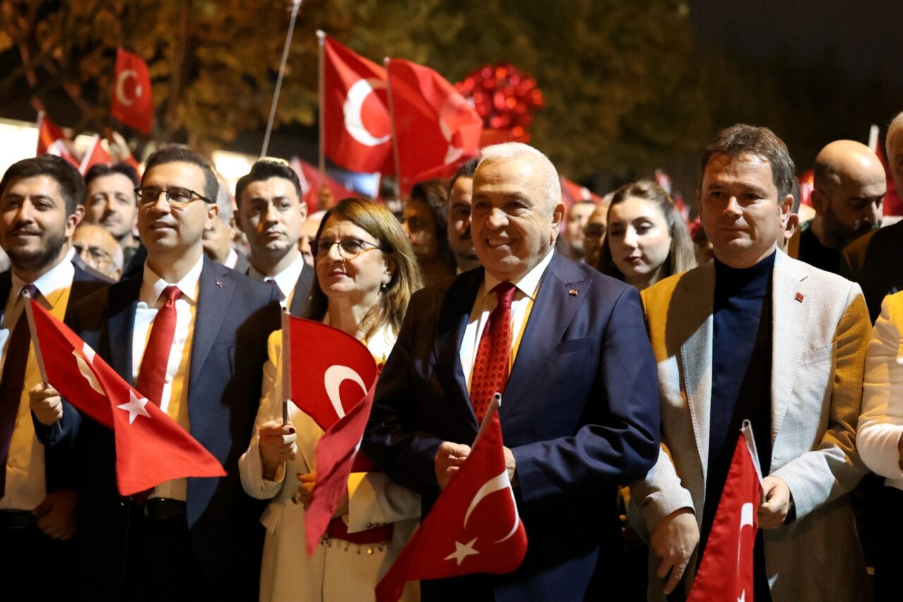 Nilüfer’de Cumhuriyet’in 103’üncü yıl dönümü, binlerce vatandaşın katıldığı yürüyüş ve